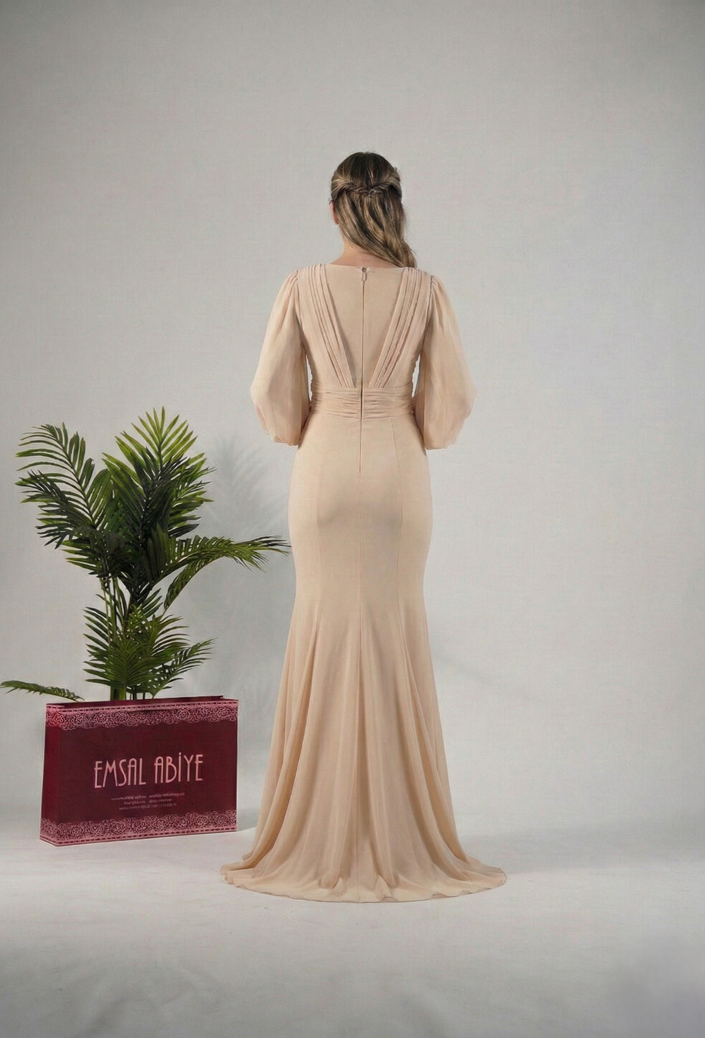 Chiffon-Abendkleid mit V-Ausschnitt, Drapierung und langen Ärmeln E349