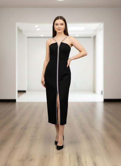 Dieses figurbetonte Midikleid besticht durch raffinierte Verzierungen aus Silbersteinen E401