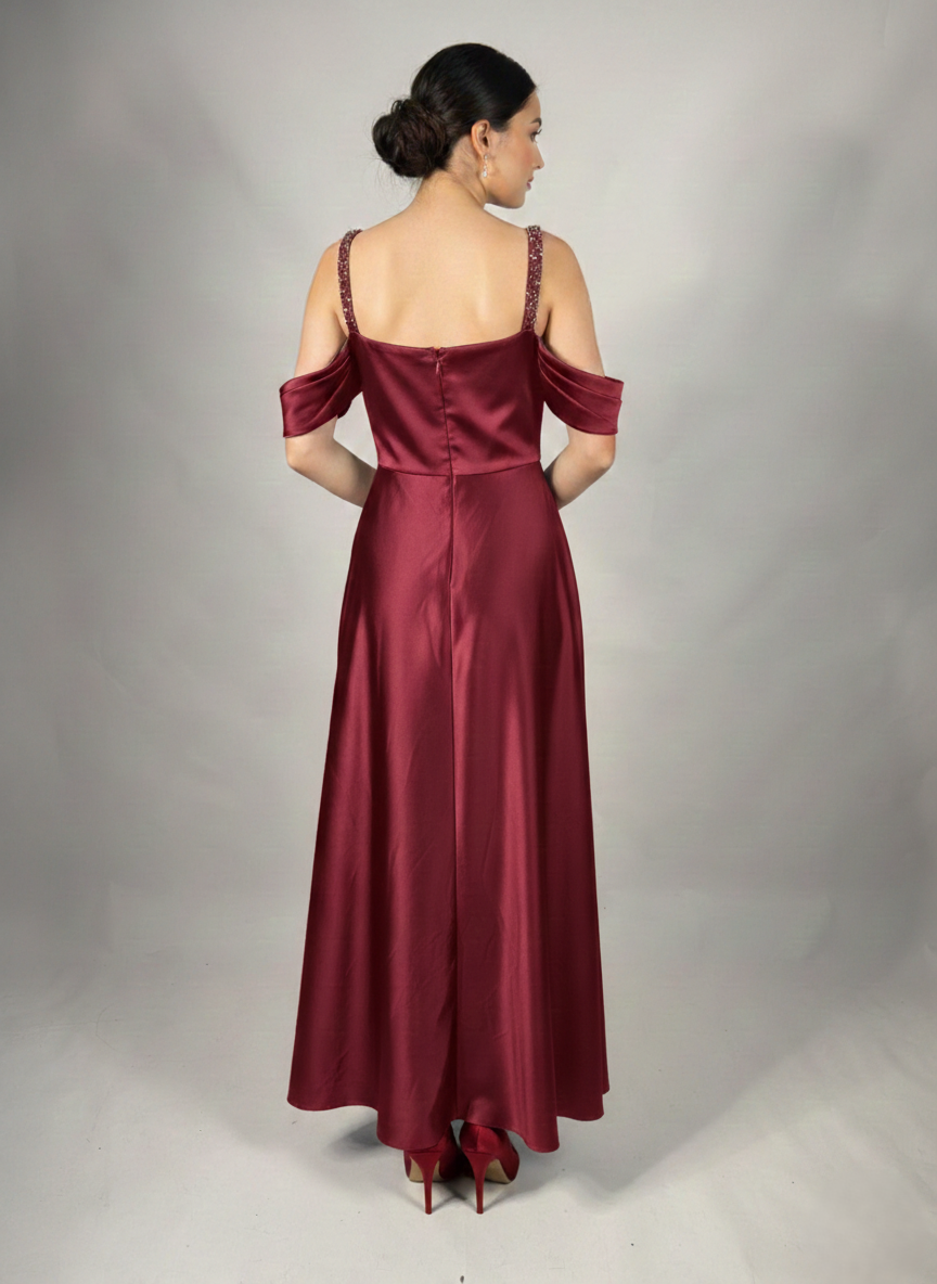 Langes Satin-Abendkleid mit Drapiertem Oberteil E355