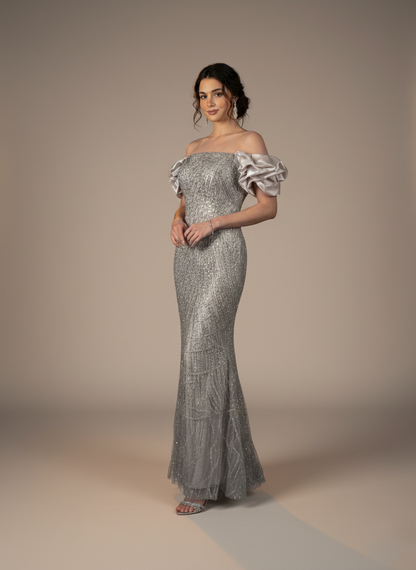 Aus leichtem Chiffon gefertigt, überzeugt dieses Kleid mit einem fließenden Schnitt E337