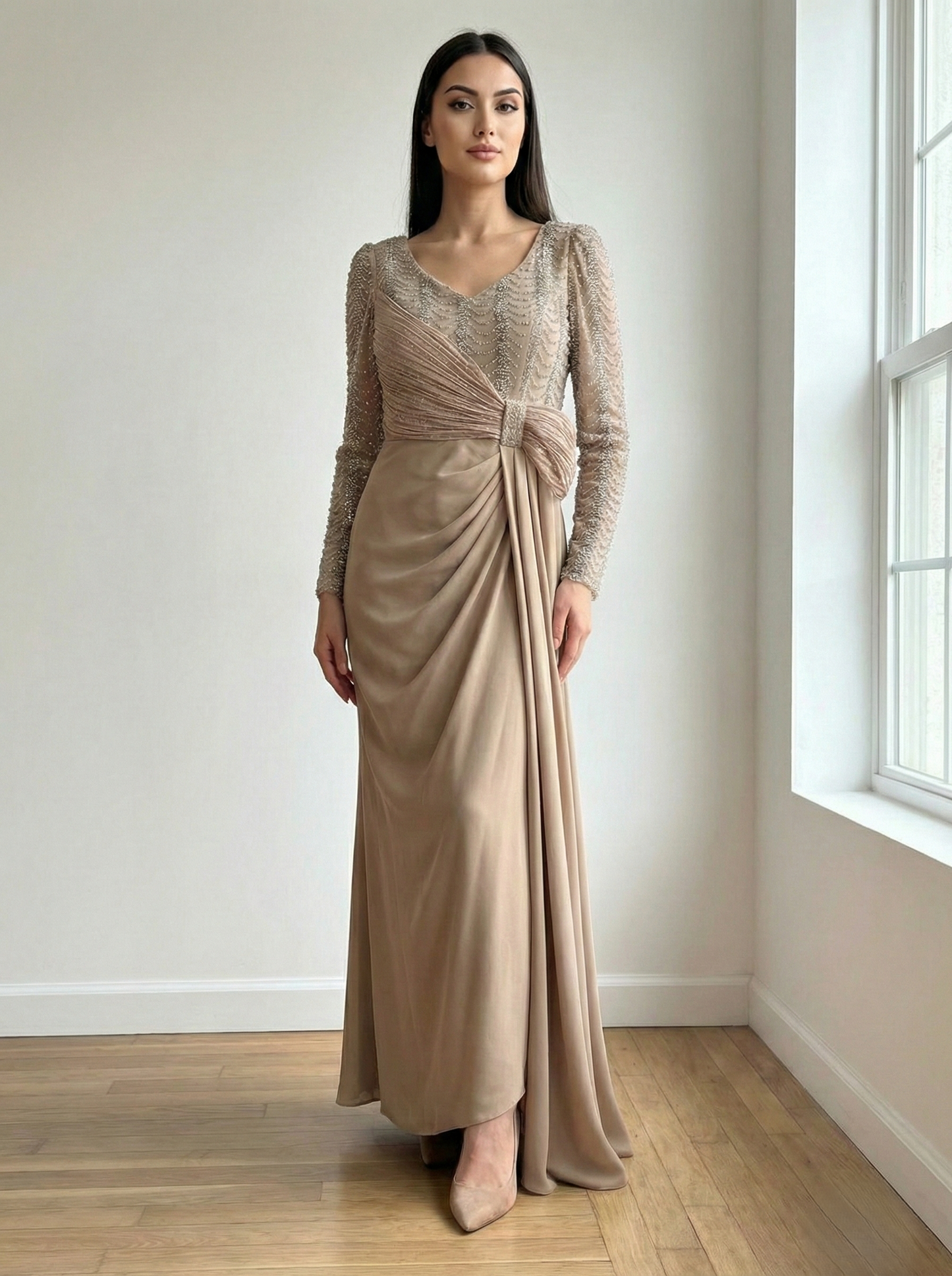 Langes Chiffon-Abendkleid mit Perlenstickerei und langen Ärmeln E347