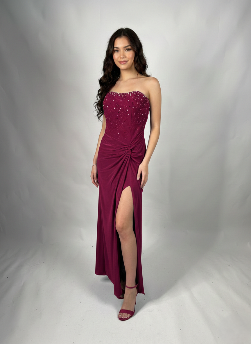 Langes trägerloses Abendkleid mit Ziersteinen und Schlitz E364