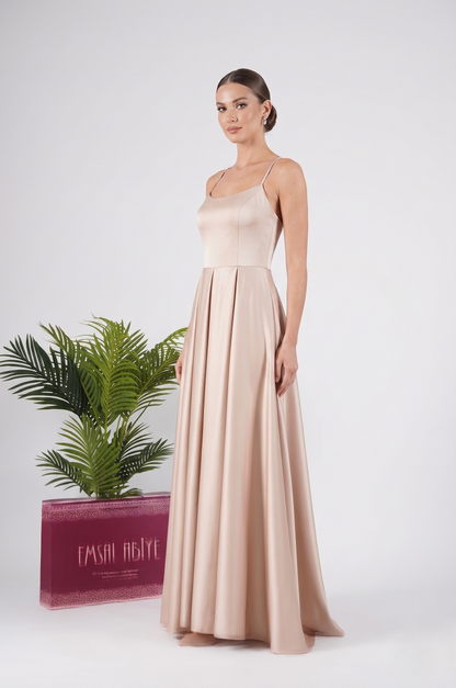 Elegantes Satin-Abendkleid mit Schlitz E310