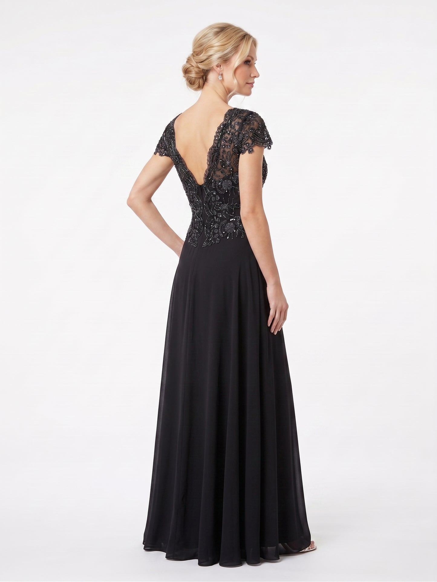 Elegantes marineblaues Abendkleid mit floralen Applikationen und Beinschlitz Beschreibung: e403