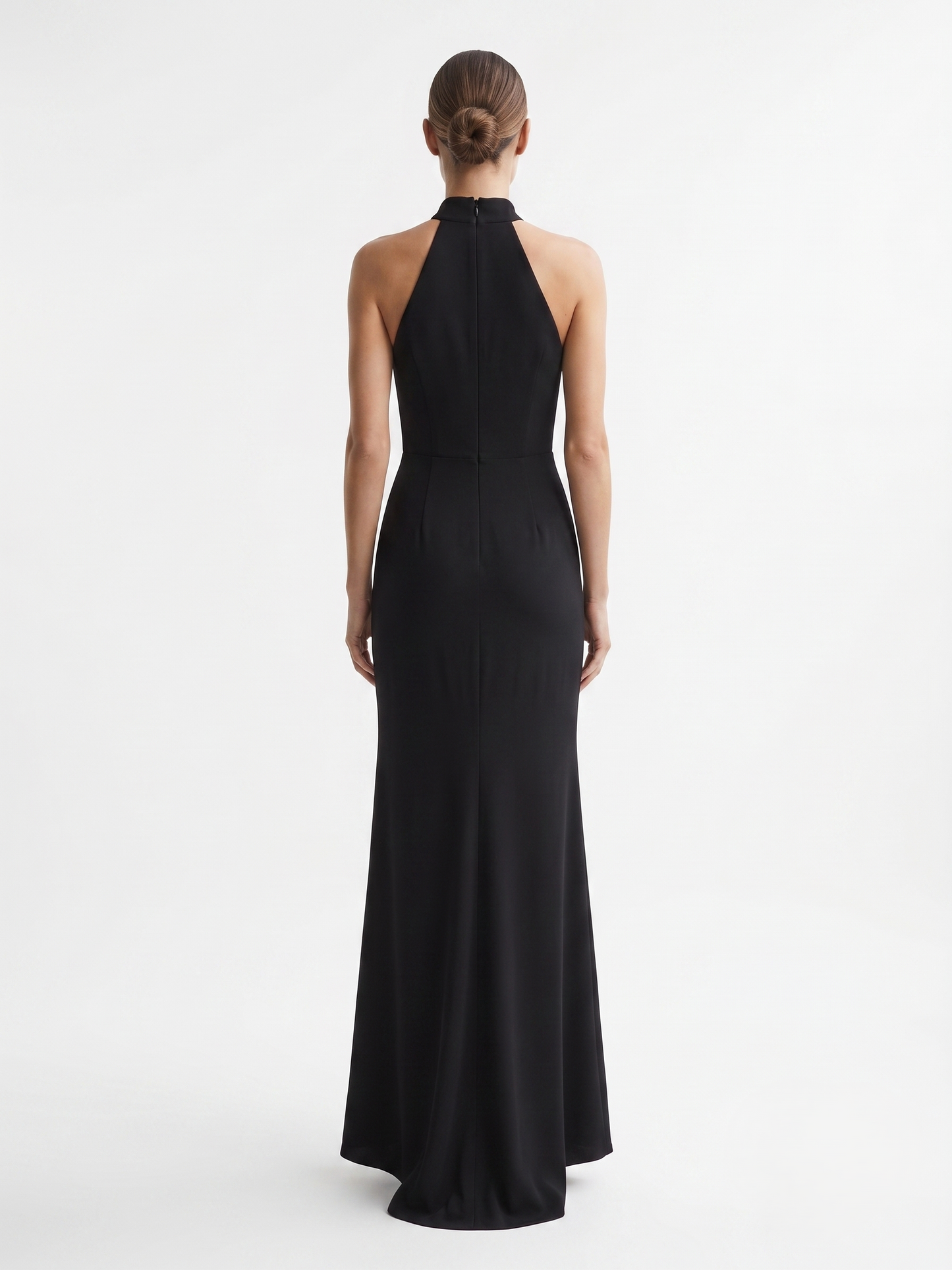 Aus leichtem Chiffon gefertigt, überzeugt dieses Kleid mit einem fließenden Schnitt E336