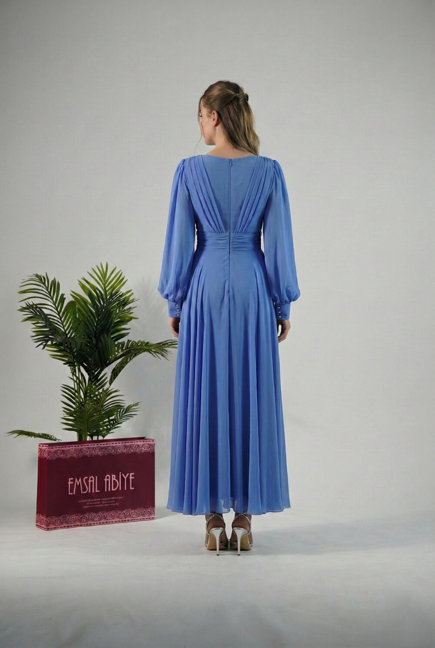 Chiffon-Abendkleid mit V-Ausschnitt und langen Ärmeln E348