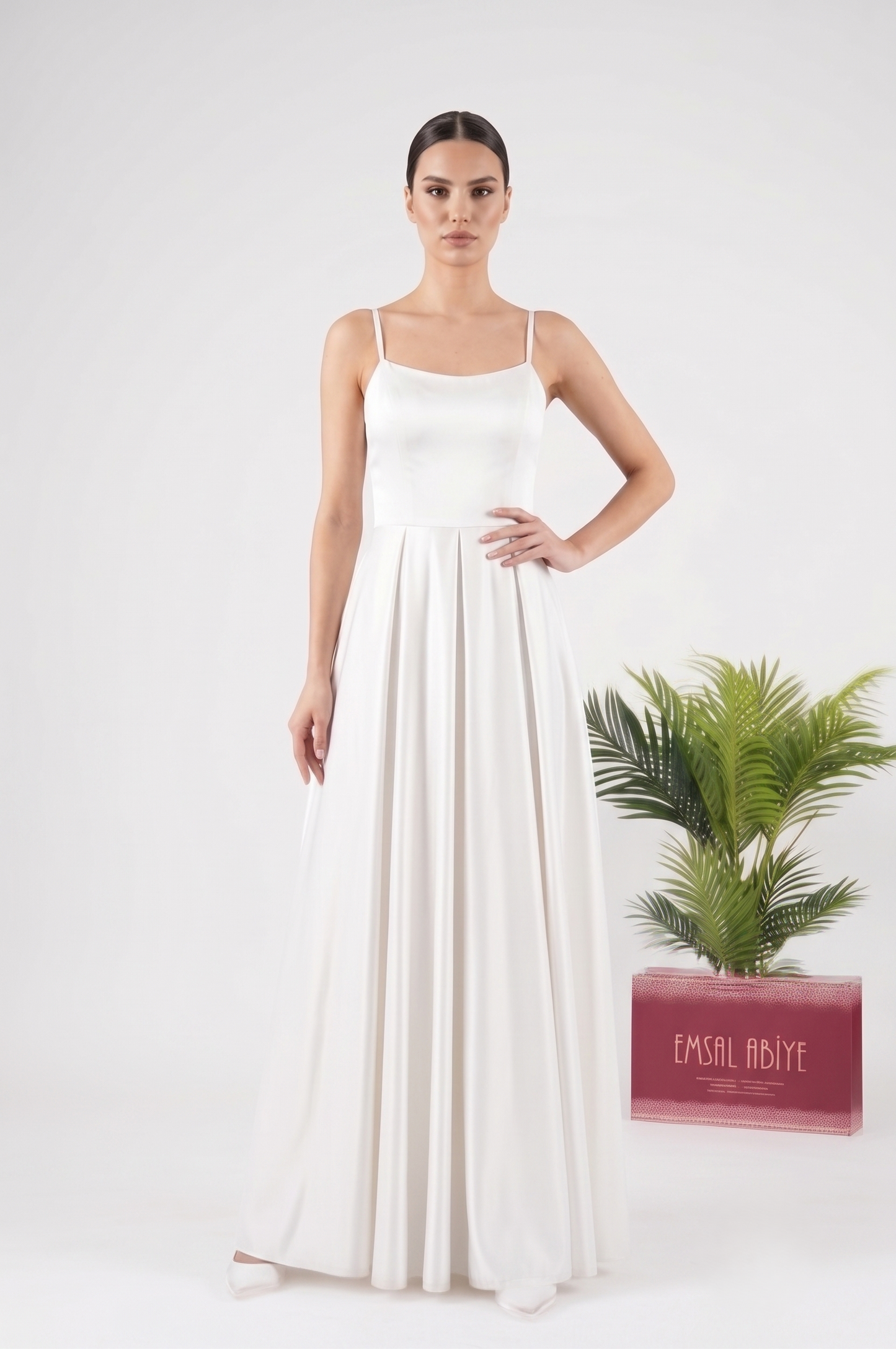 Elegantes Satin-Abendkleid mit Schlitz E310