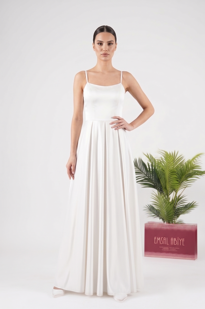 Elegantes Satin-Abendkleid mit Schlitz E310