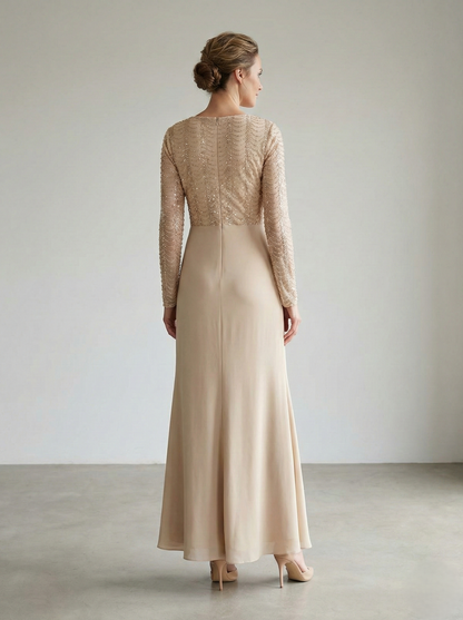 Langes Chiffon-Abendkleid mit Perlenstickerei und langen Ärmeln E347