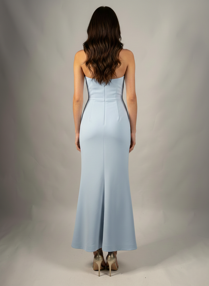 Dieses Abendkleid aus Satin besticht durch ein raffiniertes Neckholder-Detail  E334