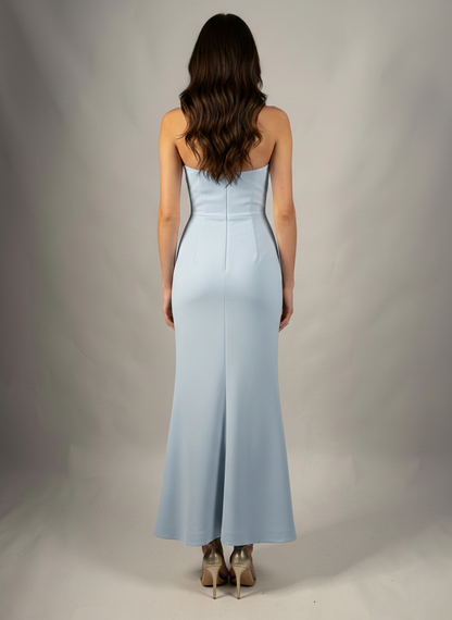 Dieses Abendkleid aus Satin besticht durch ein raffiniertes Neckholder-Detail  E334