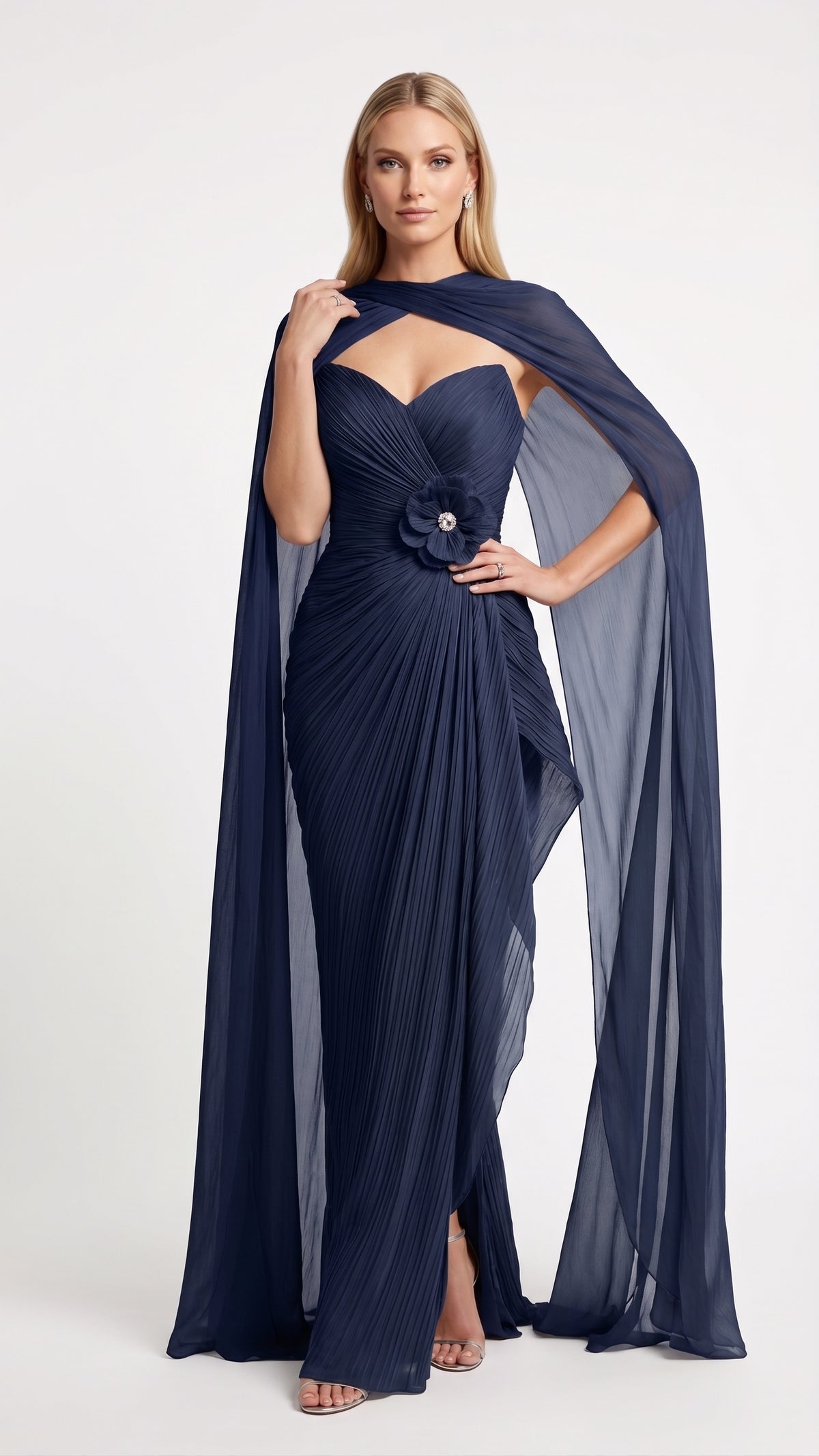 Elegantes Plissee-Abendkleid in Marineblau mit Umhang und Blumenapplikation Beschreibung:e413