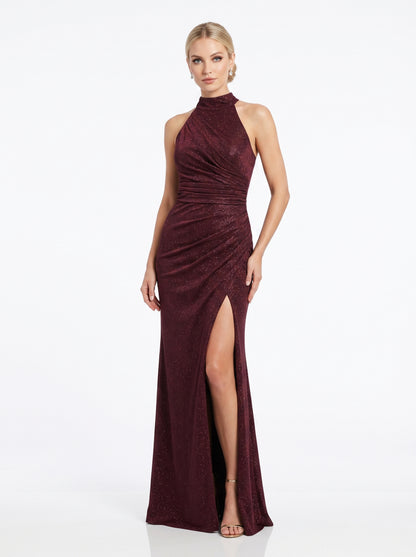 Ein auffälliges, bodenlanges Abendkleid aus funkelndem Glitzerstoff. - E261