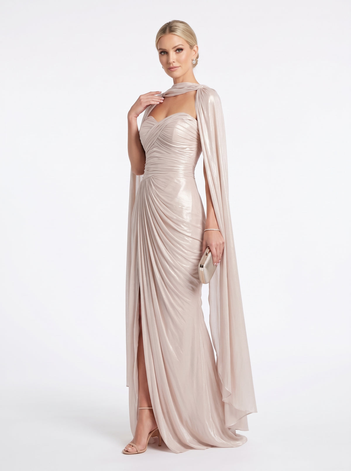 Elegantes, drapiertes Abendkleid in schimmerndem Champagner mit Umhang e415