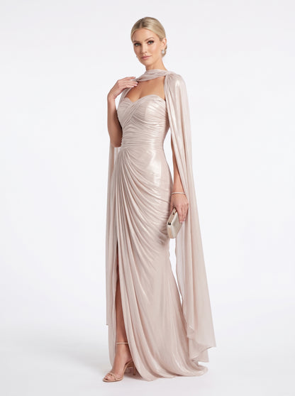 Elegantes, drapiertes Abendkleid in schimmerndem Champagner mit Umhang e415