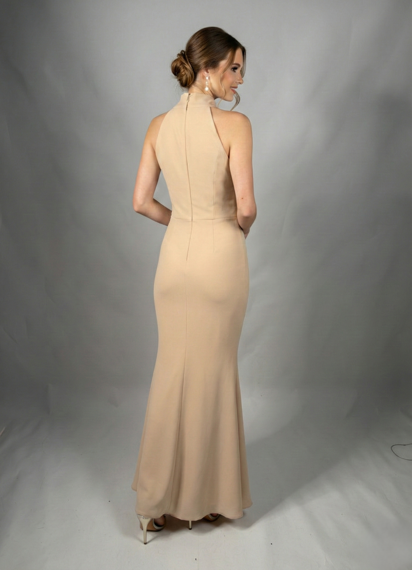 Aus leichtem Chiffon gefertigt, überzeugt dieses Kleid mit einem fließenden Schnitt E336