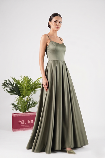 Elegantes Satin-Abendkleid mit Schlitz E310