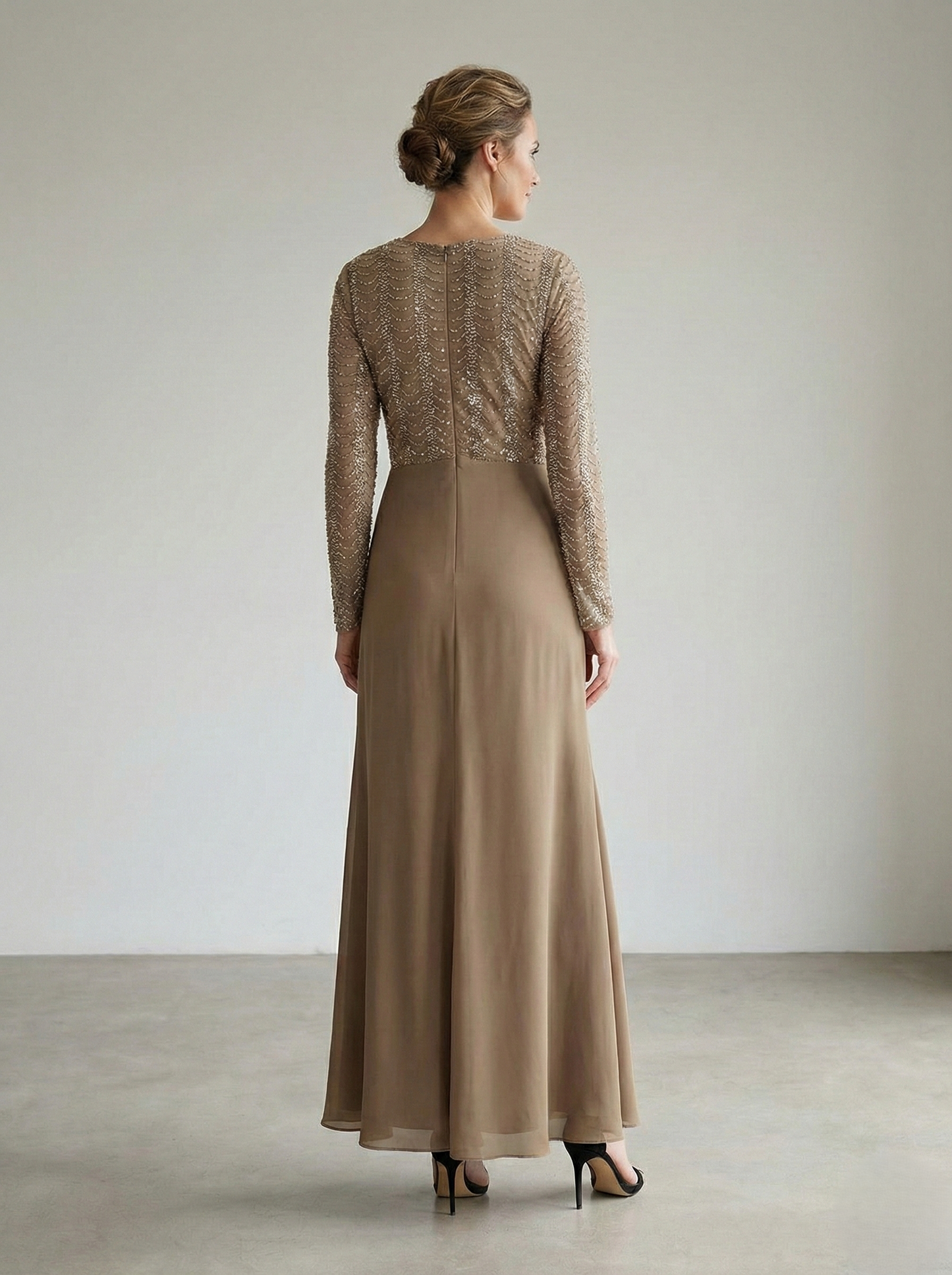 Langes Chiffon-Abendkleid mit Perlenstickerei und langen Ärmeln E347