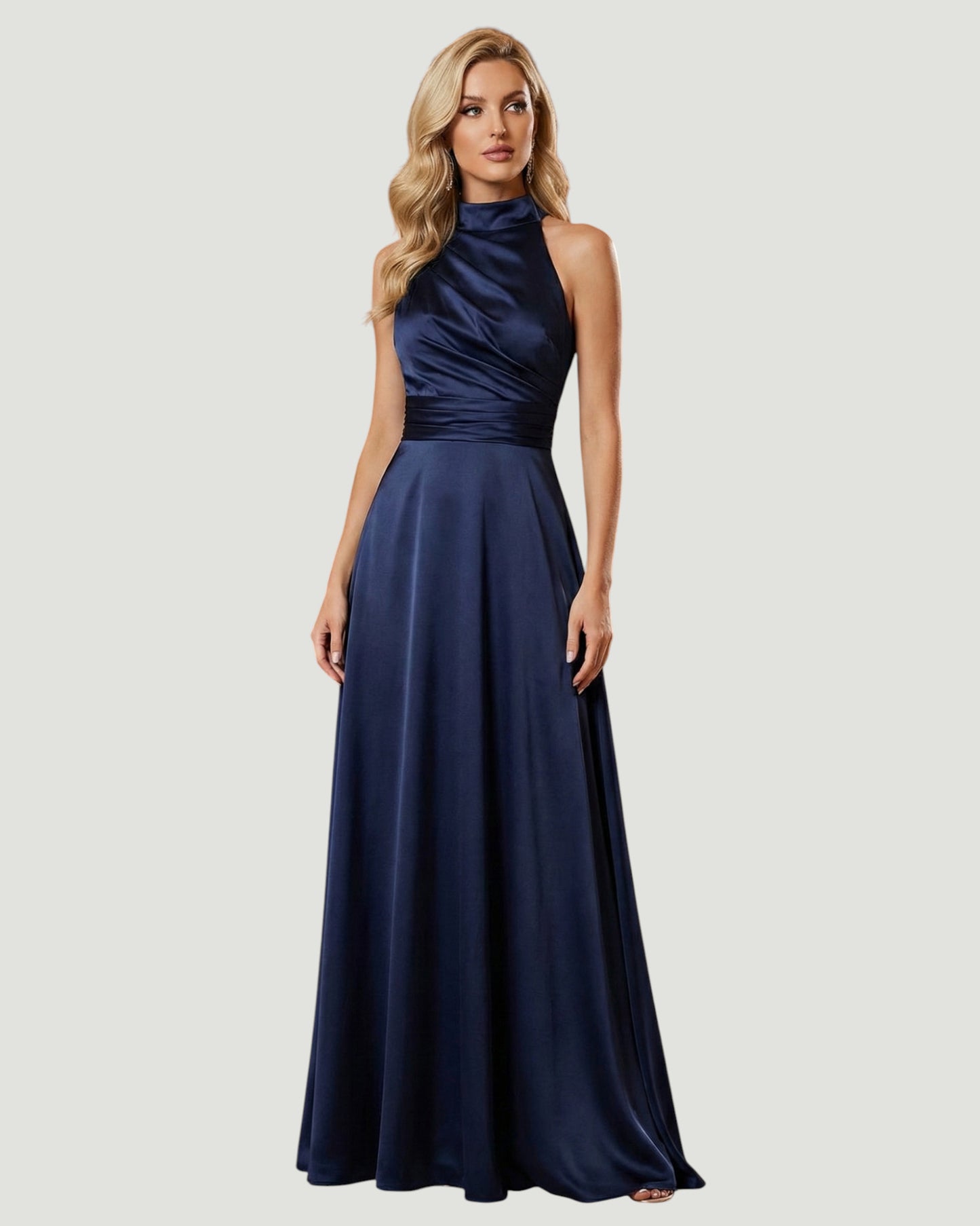 Dieses elegante, bodenlange Satinkleid besticht durch seinen modernen Neckholder-Schnitt E300