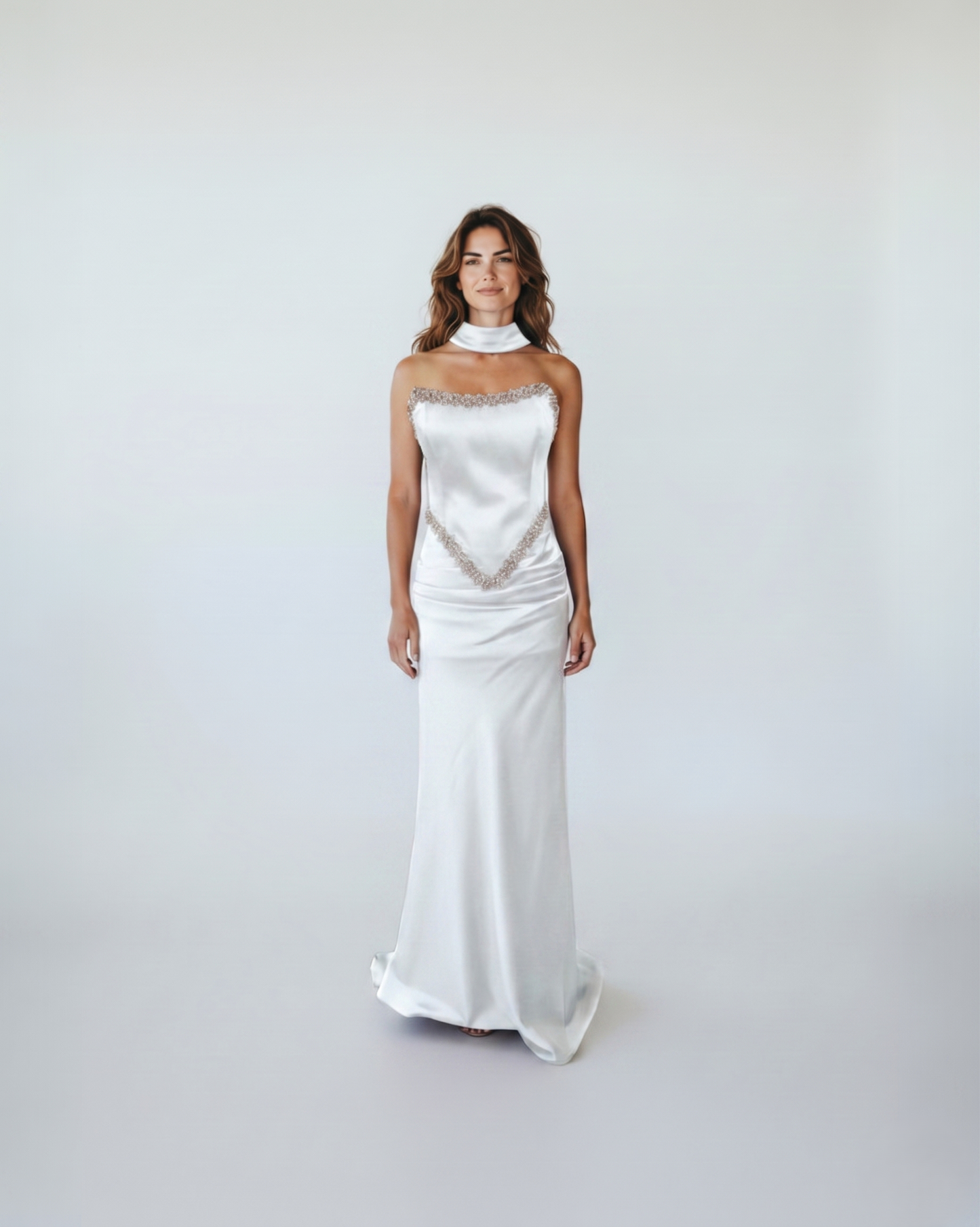 Ein dramatisches, bodenlanges Abendkleid aus glänzendem Stoff. - E262