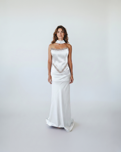 Ein dramatisches, bodenlanges Abendkleid aus glänzendem Stoff. - E262