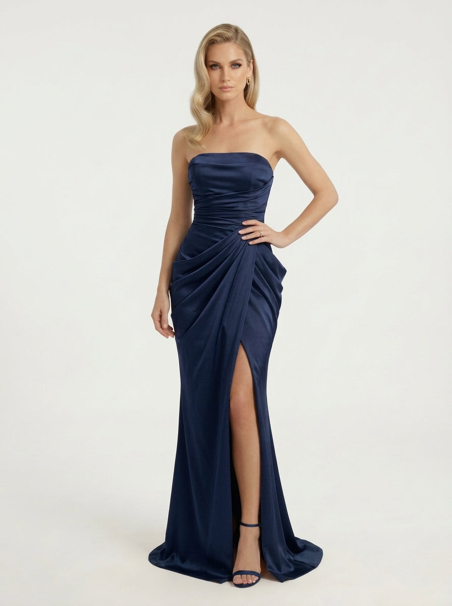 Elegantes trägerloses Satin-Abendkleid mit Drapierung und hohem Beinschlitz in Khakigrün Beschreibung: e425