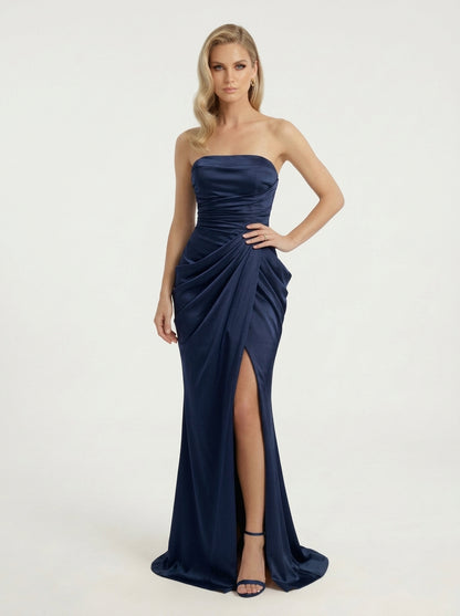 Elegantes trägerloses Satin-Abendkleid mit Drapierung und hohem Beinschlitz in Khakigrün Beschreibung: e425