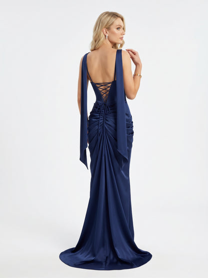 Elegantes trägerloses Satin-Abendkleid mit Drapierung und hohem Beinschlitz in Khakigrün Beschreibung: e425