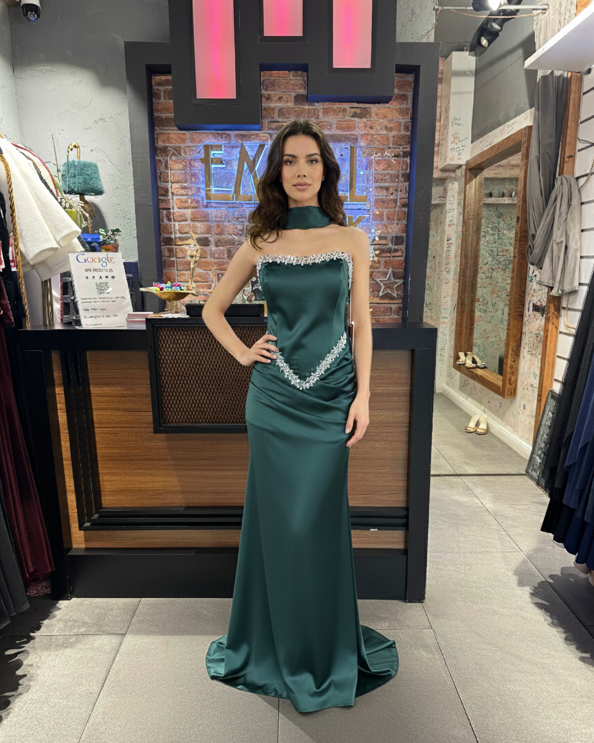 Ein dramatisches, bodenlanges Abendkleid aus glänzendem Stoff. - E262