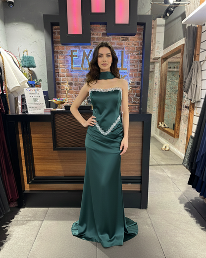 Ein dramatisches, bodenlanges Abendkleid aus glänzendem Stoff. - E262