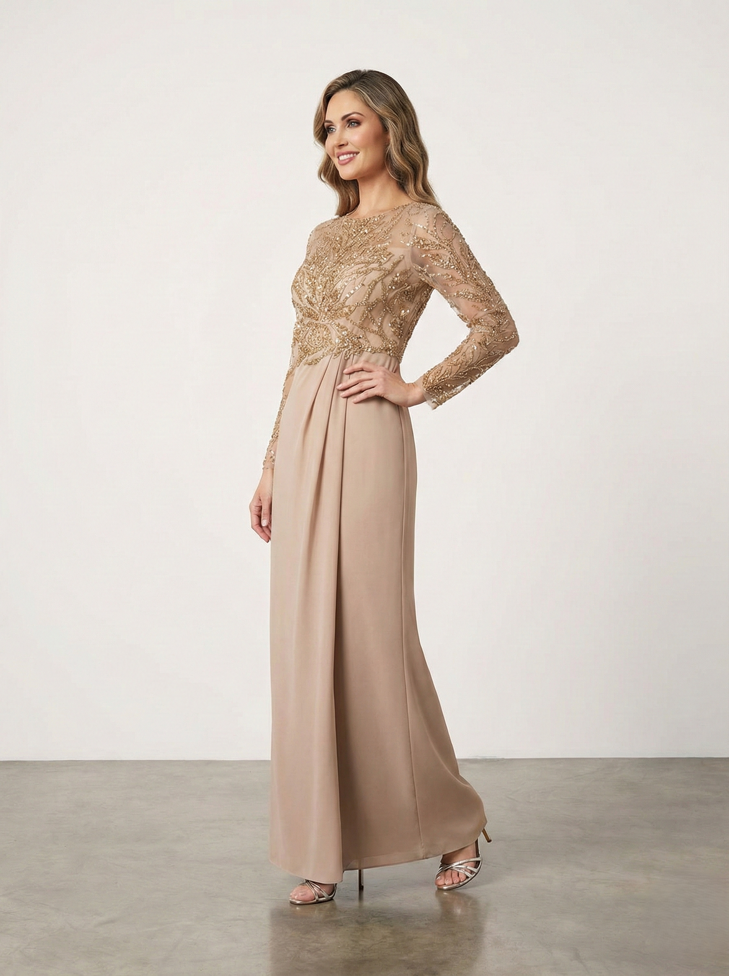 Langes AbeLanges Abendkleid aus Chiffon mit Stickerei und langen Ärmelnndkleid aus Chiffon E346 mit Stickerei und langen Ärmeln