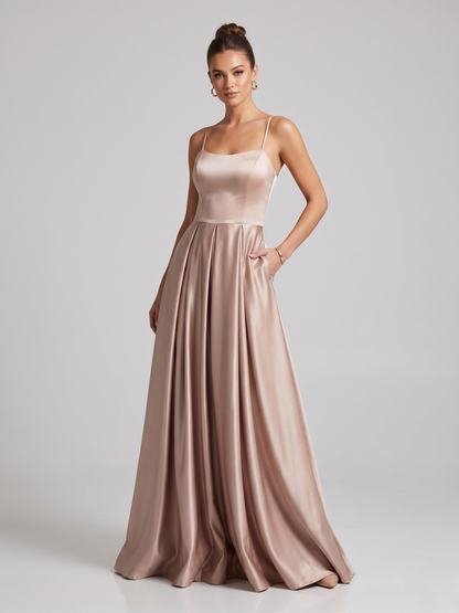 Elegantes Satin-Abendkleid mit Schlitz E310