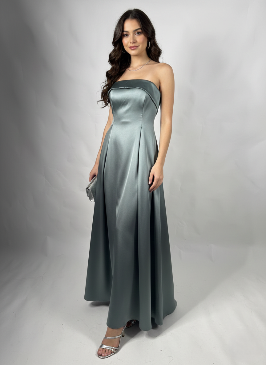 Elegantes trägerloses Design mit figurbetonten Drapierungen. E318