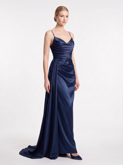 DE: Elegantes Abendkleid mit Drapierung Dieses atemberaubende E338