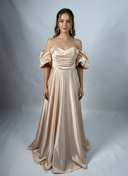 Dieses atemberaubende Abendkleid besticht durch sein schulterfreies Design E324