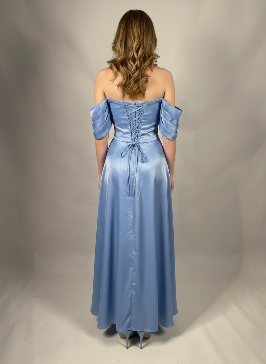 Langes Satin-Abendkleid mit Herz-Ausschnitt und Steinverzierung E356