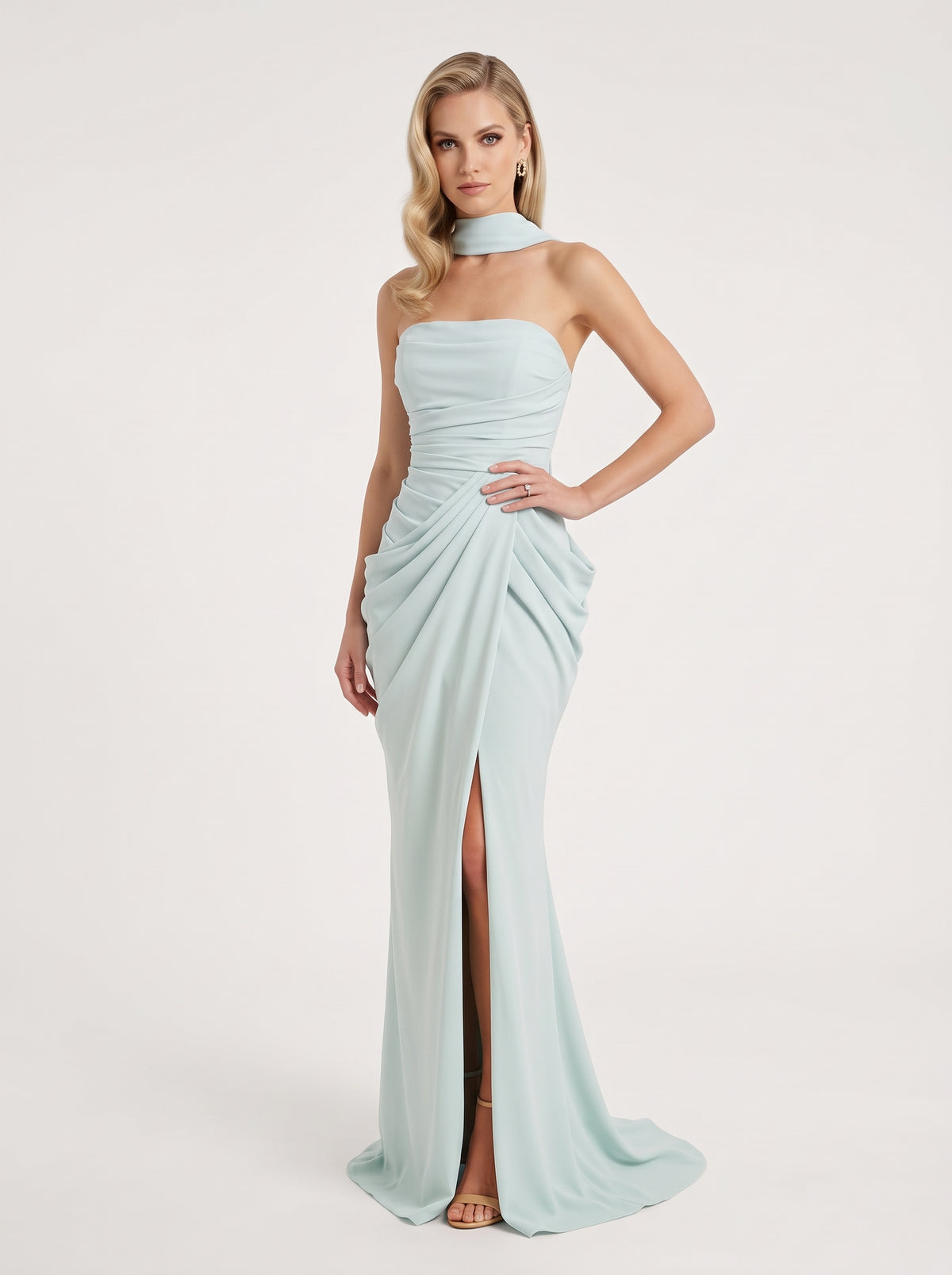 Elegantes trägerloses Satin-Abendkleid mit Drapierung und hohem Beinschlitz in Khakigrün Beschreibung: e425
