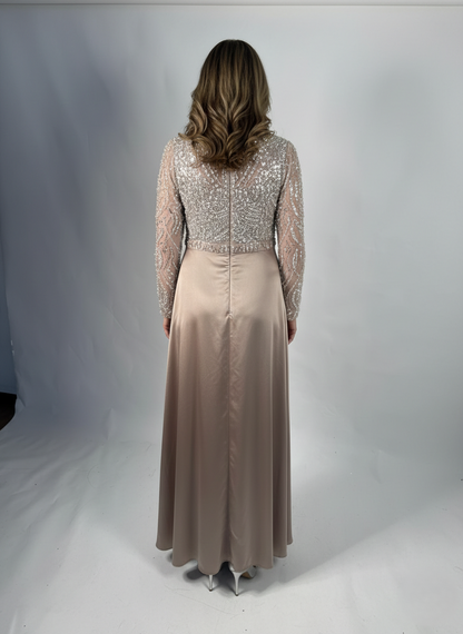 Langes Abendkleid mit Stickerei und transparenten Tüllärmeln E368