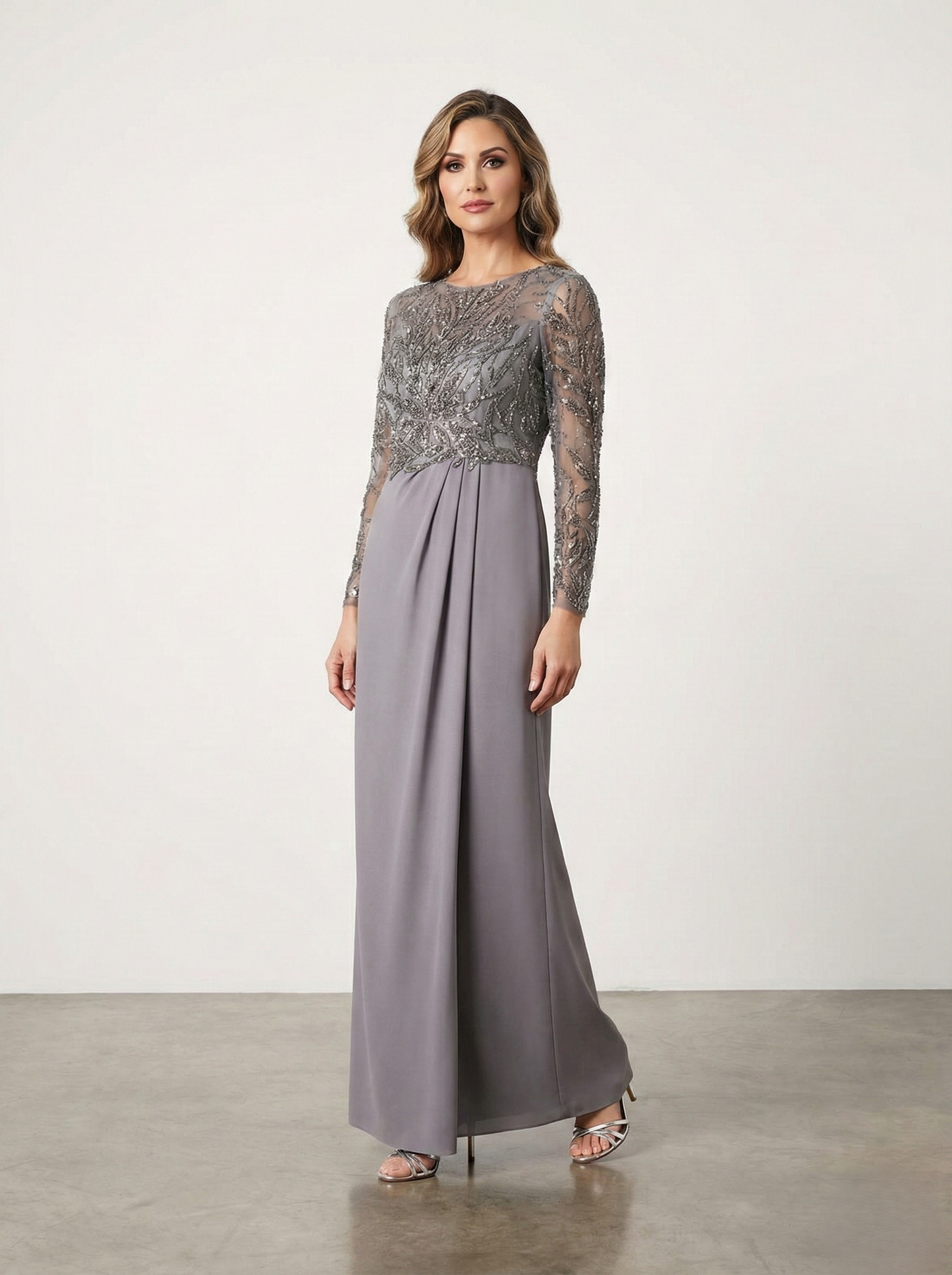 Langes AbeLanges Abendkleid aus Chiffon mit Stickerei und langen Ärmelnndkleid aus Chiffon E346 mit Stickerei und langen Ärmeln