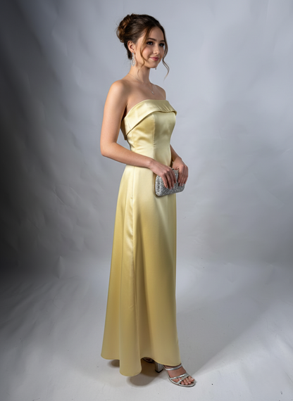 Elegantes trägerloses Design mit figurbetonten Drapierungen. E318