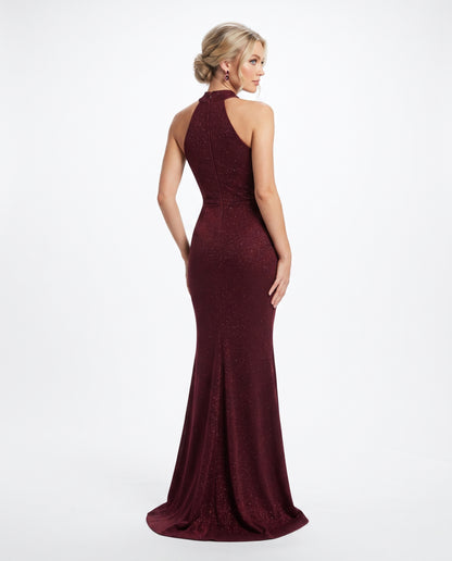 Ein auffälliges, bodenlanges Abendkleid aus funkelndem Glitzerstoff. - E261