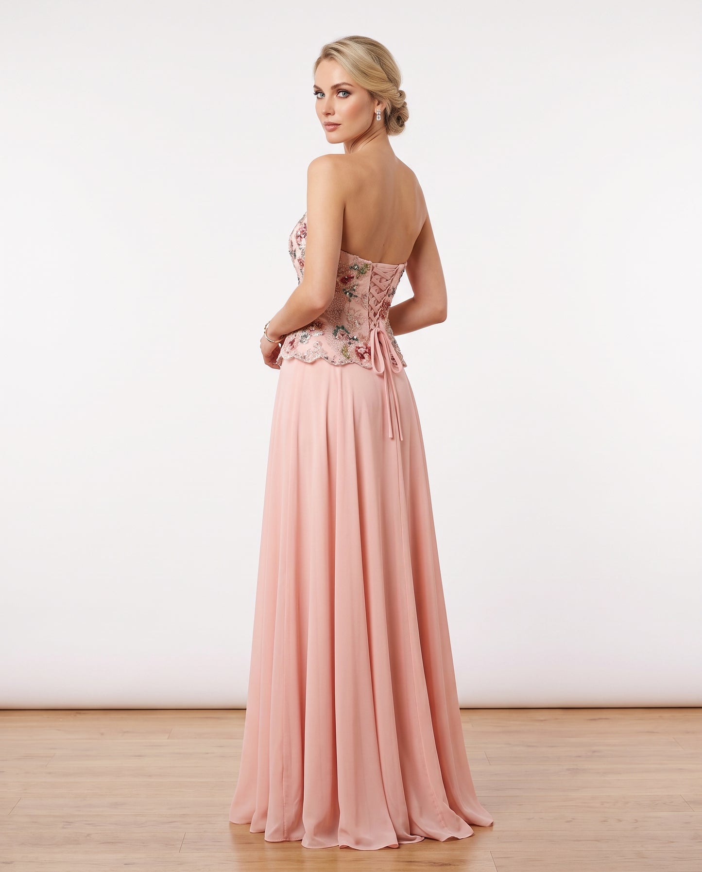 Trägerloses Abendkleid mit floralem Schößchen-Oberteil in Zartrosa Beschreibung: e409