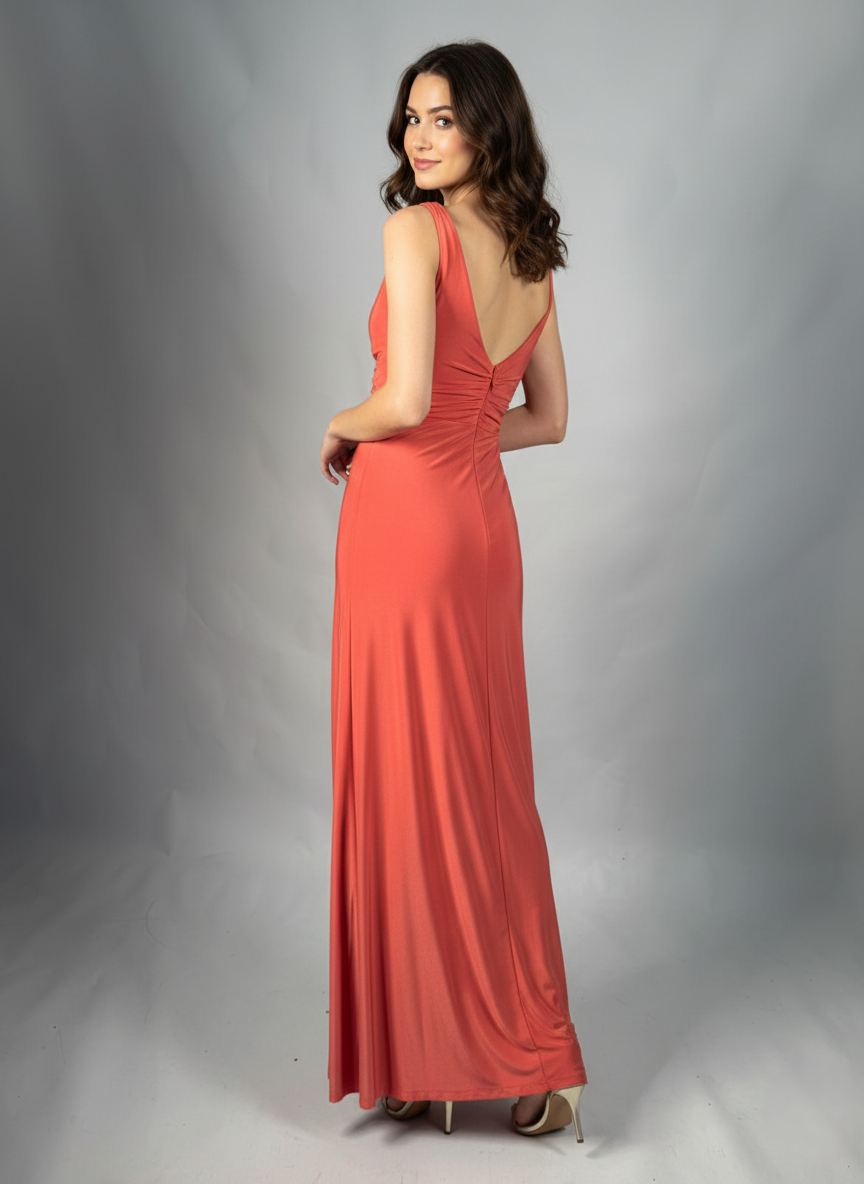 Dieses bodenlange Abendkleid besticht durch sein raffiniertes V-Design mit eleganter Raffung  E332