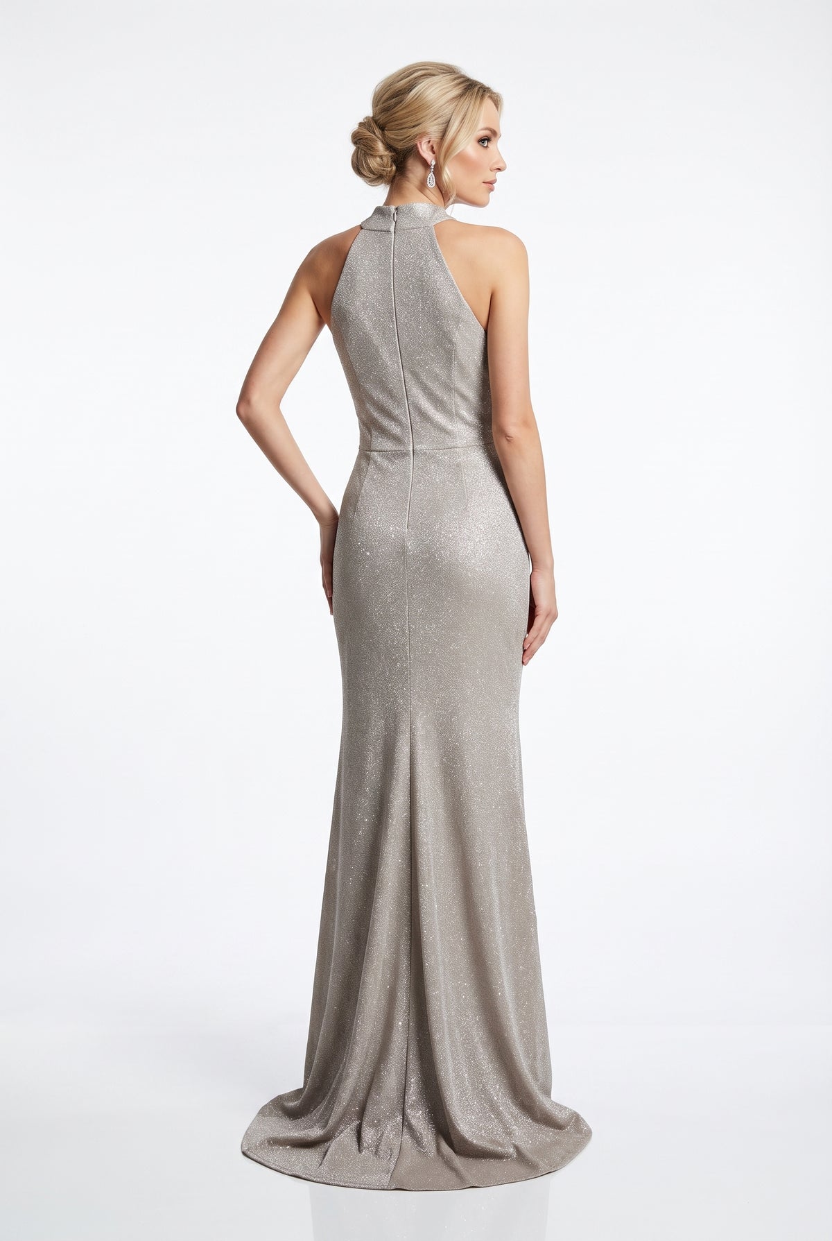Ein auffälliges, bodenlanges Abendkleid aus funkelndem Glitzerstoff. - E261