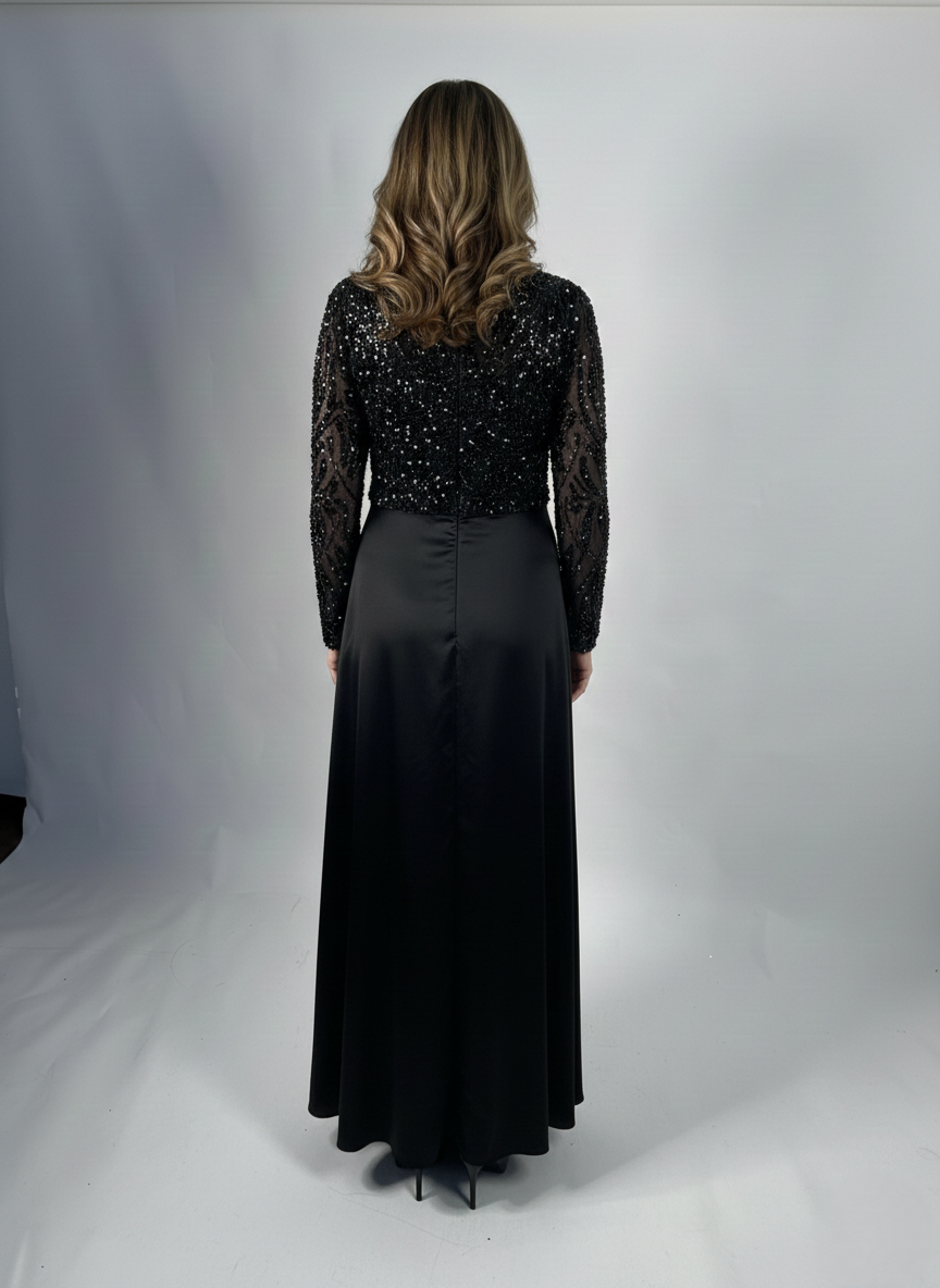 Langes Abendkleid mit Stickerei und transparenten Tüllärmeln E368