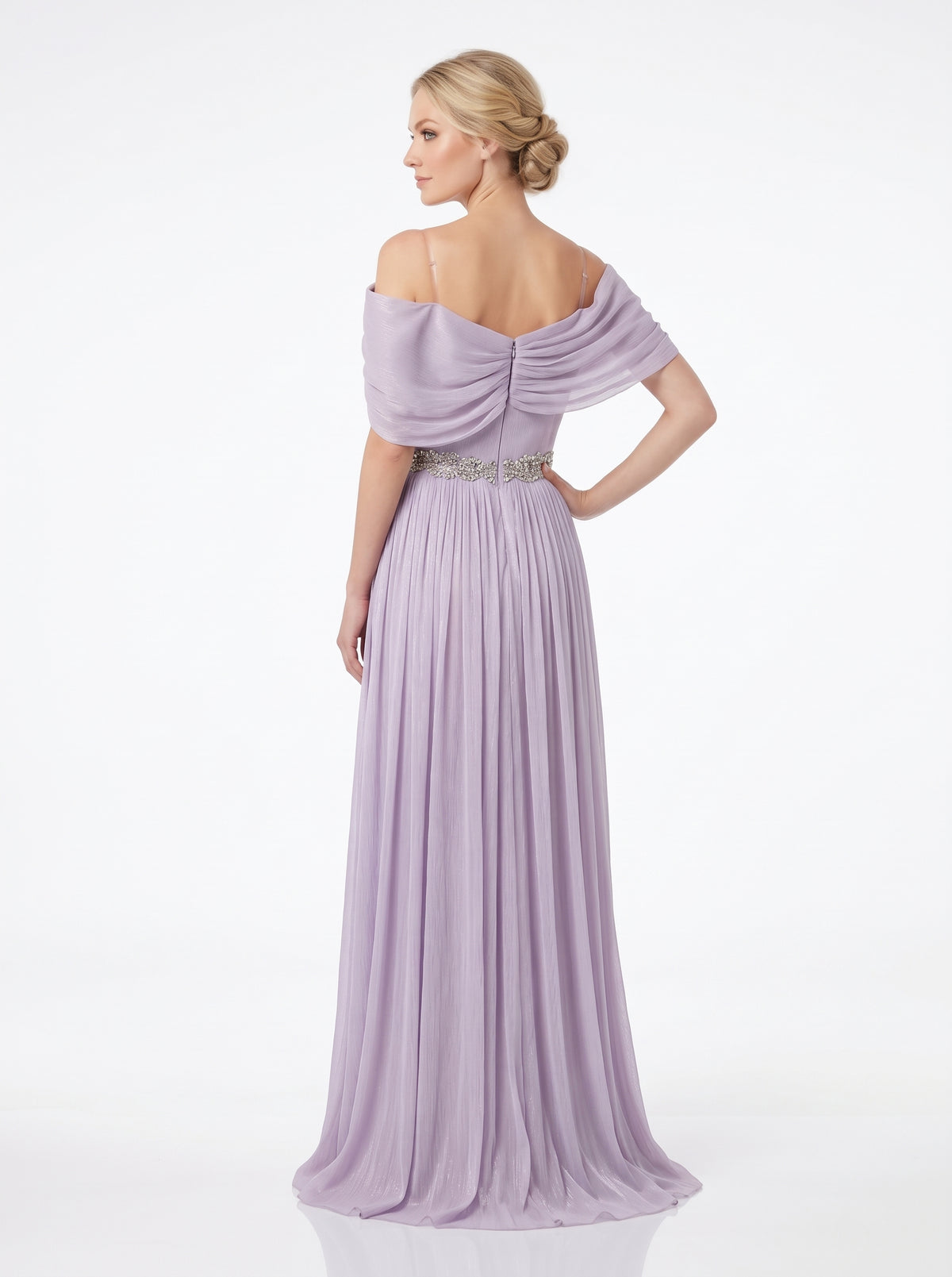 Elegantes schulterfreies Abendkleid in Metallic-Silber mit Plissee-Details e418