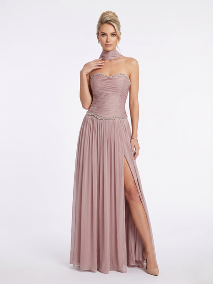 Elegantes trägerloses Plissee-Abendkleid mit Strassbesatz in Taupe Beschreibung: 402