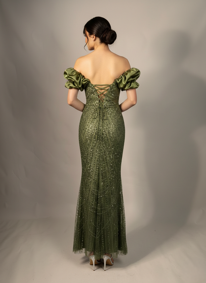 Aus leichtem Chiffon gefertigt, überzeugt dieses Kleid mit einem fließenden Schnitt E337