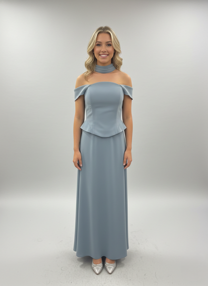 Dieses Design vereint moderne und klassische Elemente mit einem betonten Ausschnitt E327