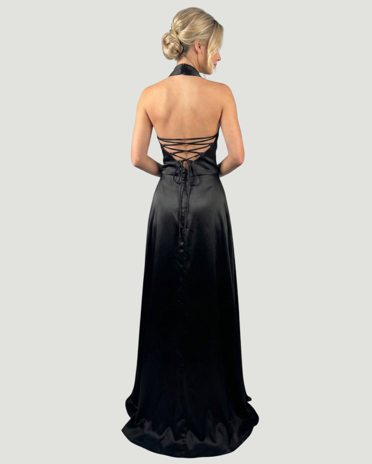 Dieses elegante, bodenlange Satinkleid besticht durch seinen modernen Neckholder-Schnitt E300